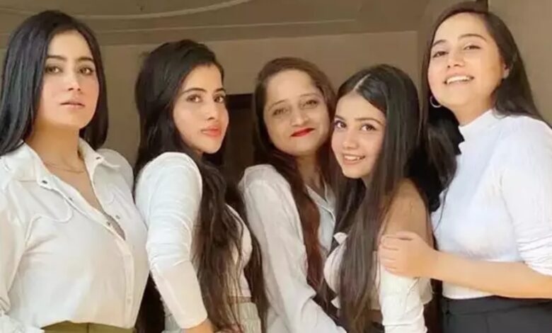 Urfi Javed's three sisters look like they can rival the heroine, see Pics - all three sisters of urfi javed photo viral fans amazed