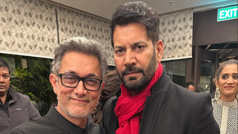 Aamir Khan flaunts salt-pepper look, poses with Jasbir Jassi in rare public appearance. People News