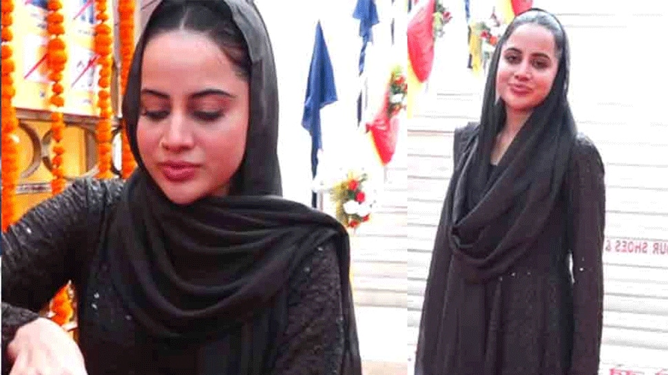 Days After Shocking Fans With Cone-Shaped Dress, Urfi Javed Takes Blessings at Gurudawara, Distributes Prasad |  People News