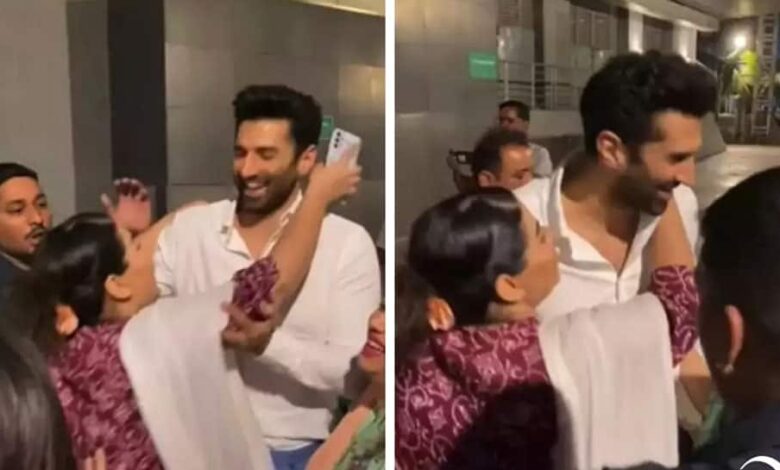 Aditya Roy Kapur Gets Uncomfortable When A Female Fan Tries To Forcefully Kiss Him - Watch Viral Video |  People News