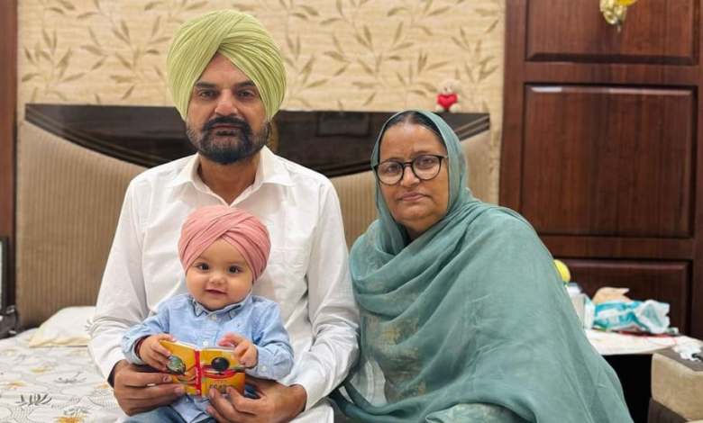 Sidhu Moosewala’s Parents Reveal Face Of His Younger Brother Shubhdeep - WATCH | People News